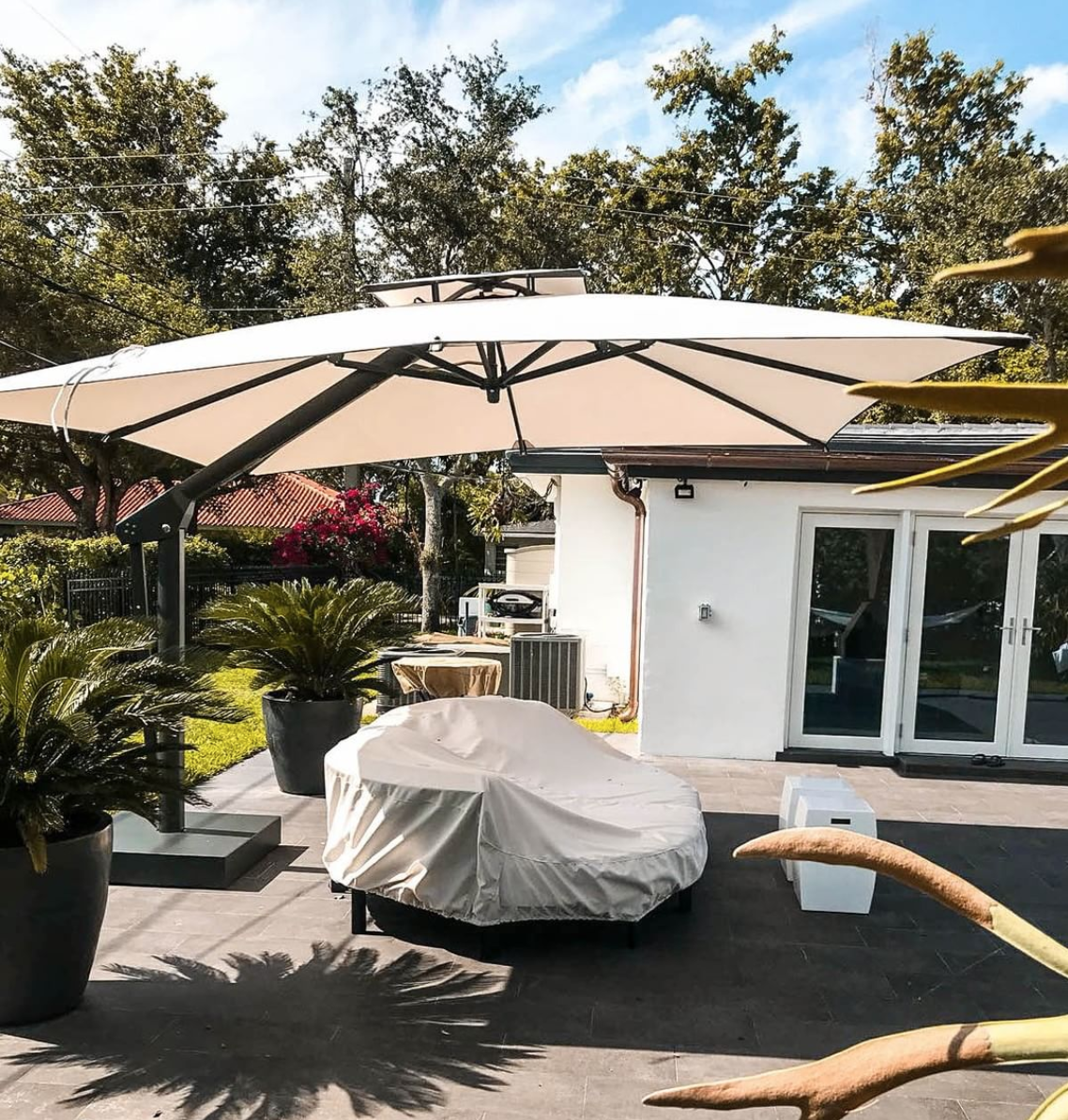 Poggesi USA Cantilever patio Umbrella